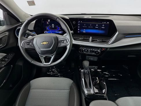 Used 2025 Chevrolet Trax LT w/ LT Convenience Package image 22