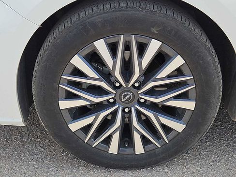 Used 2025 Nissan Altima 2.5 SV FWD image 12