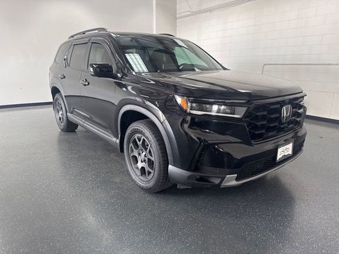 Used 2025 Honda Pilot TrailSport image 2