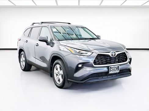 Used 2023 Toyota Highlander LE FWD image 3