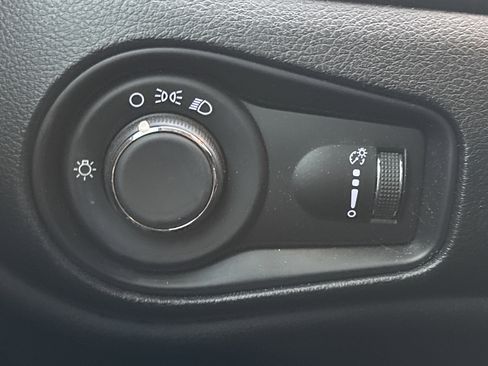 Used 2021 Jeep Renegade Sport image 32