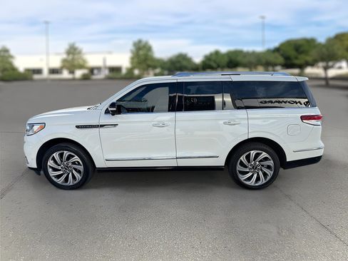 Used 2023 Lincoln Navigator Reserve image 4