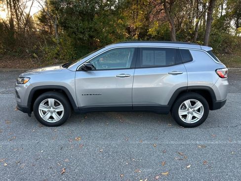 Used 2022 Jeep Compass Latitude image 2
