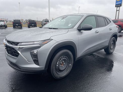 Certified 2025 Chevrolet Trax LS image 2