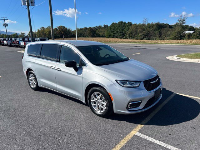 Used 2024 Chrysler Pacifica Touring-L FWD image 7