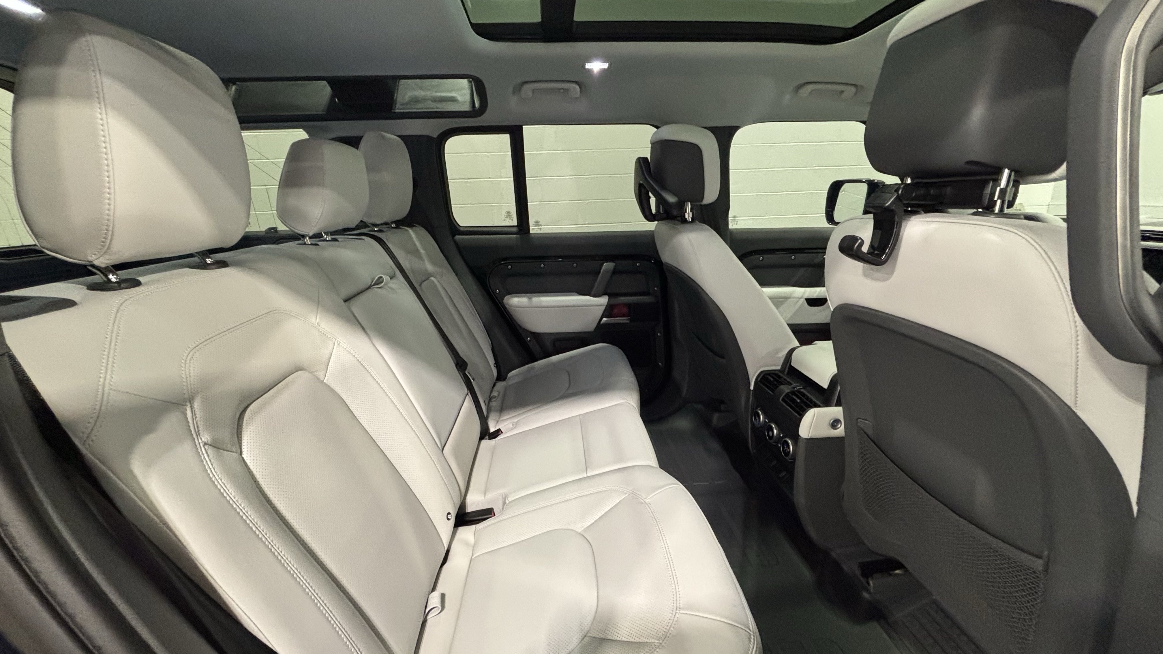 New 2026 Land Rover Defender 110 X-Dynamic SE AWD/4WD image 16