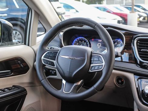 Used 2023 Chrysler Pacifica Limited image 18