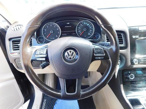 Used 2013 Volkswagen Touareg Sport image 30