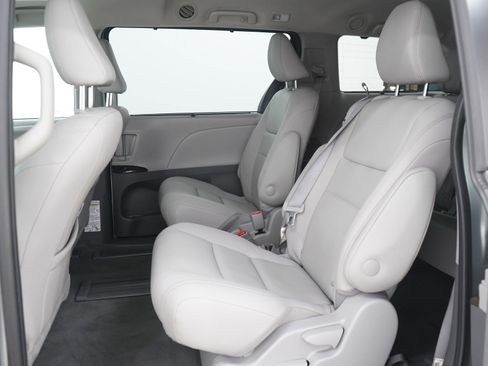 Used 2020 Toyota Sienna XLE image 20