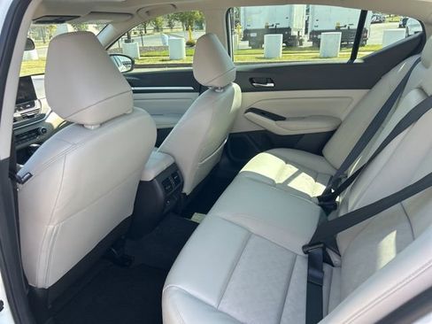 Used 2025 Nissan Altima 2.5 SL FWD image 29
