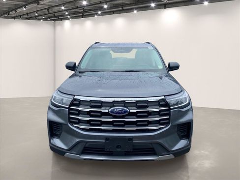 Used 2025 Ford Explorer Active AWD/4WD image 2