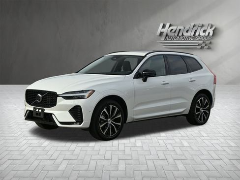 Used 2025 Volvo XC60 B5 Plus image 8