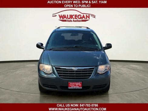 Used 2007 Chrysler Town & Country Touring FWD image 2
