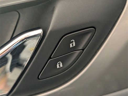 Used 2019 Chevrolet Traverse LT image 11