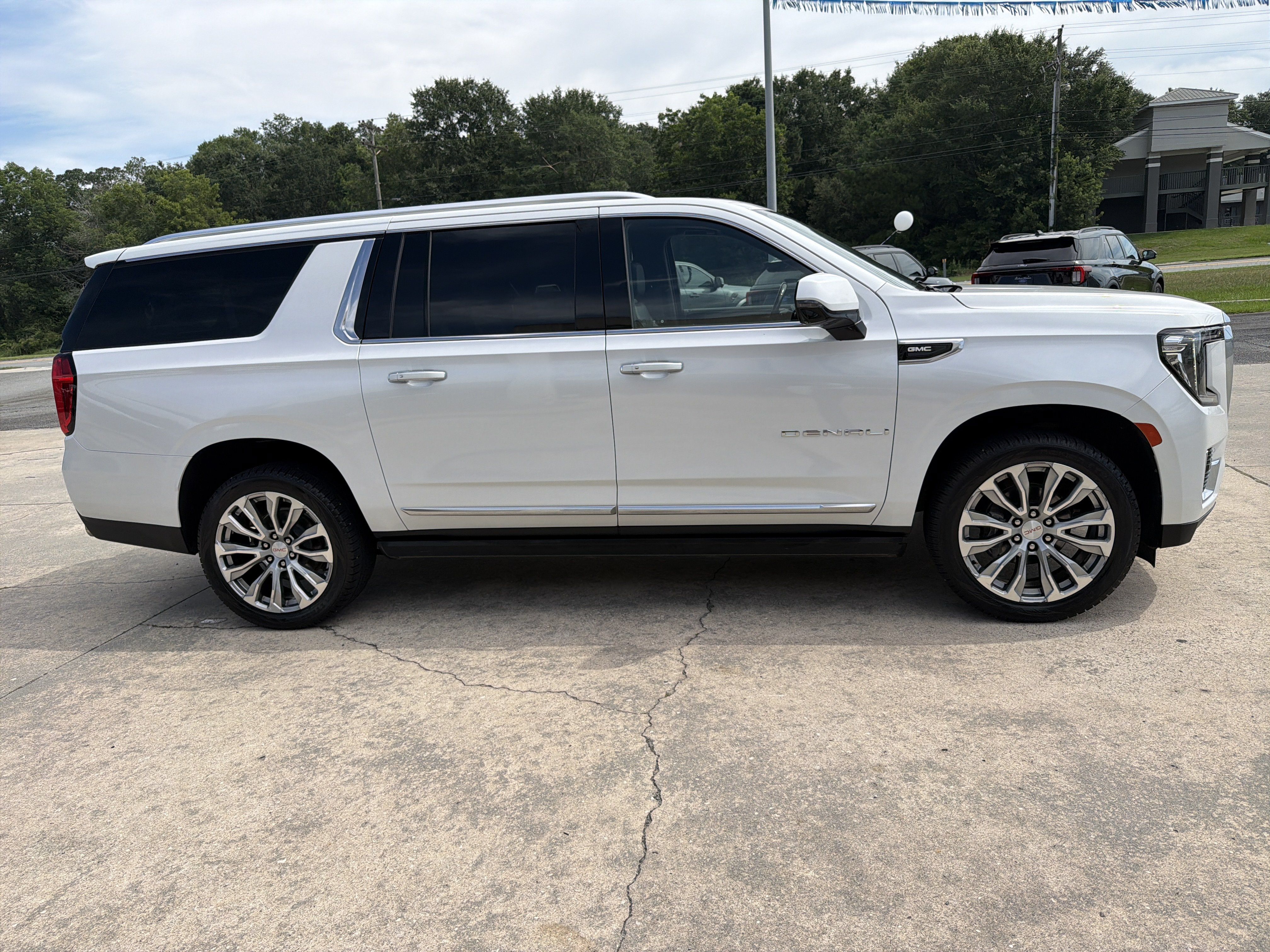 Used 2022 GMC Yukon XL Denali w/ Denali Premium Package AWD/4WD image 4
