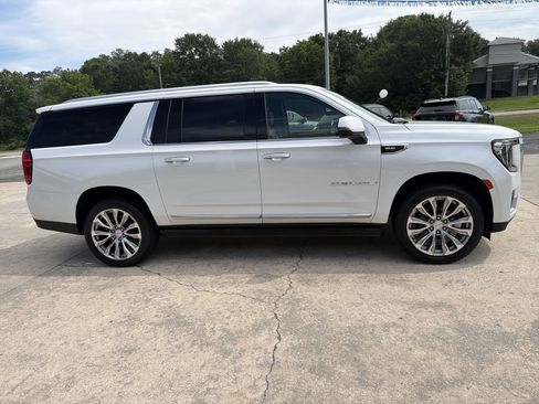 Used 2022 GMC Yukon XL Denali w/ Denali Premium Package AWD/4WD image 4