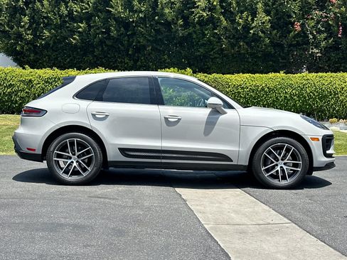 Certified 2025 Porsche Macan AWD/4WD image 9