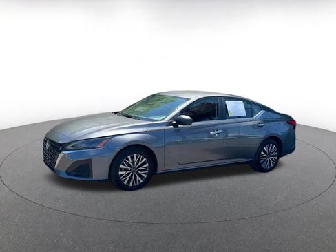 Used 2025 Nissan Altima 2.5 SV FWD image 8