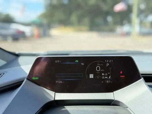 Used 2024 Toyota Prius LE FWD image 10