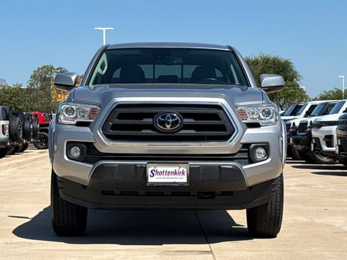 Used 2021 Toyota Tacoma SR5 RWD image 2