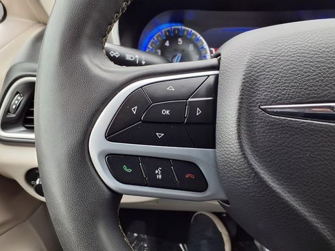 Certified 2023 Chrysler Pacifica Touring-L FWD image 13