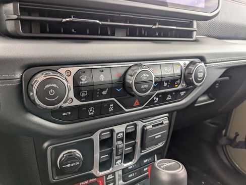 Used 2025 Jeep Gladiator Rubicon AWD/4WD image 18