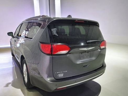 Used 2018 Chrysler Pacifica Touring-L image 17