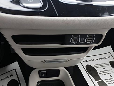 Used 2023 Chrysler Pacifica Touring-L image 26