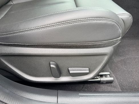 Used 2025 Genesis G70 2.5T AWD/4WD image 38