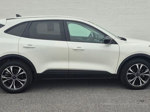 Used 2022 Ford Escape SE w/ SE Sport Appearance Package image 10