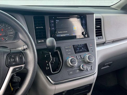 Used 2017 Toyota Sienna LE image 7
