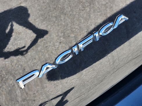 Used 2019 Chrysler Pacifica Touring-L w/ Advanced Safetytec Group FWD image 12