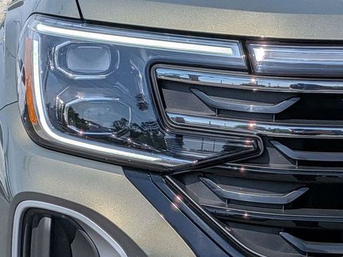 Certified 2025 Volkswagen Atlas Peak Edition SE AWD/4WD image 10