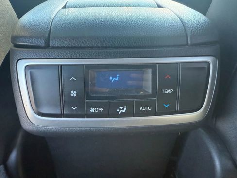 Used 2018 Toyota Highlander SE image 38