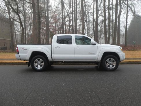 Used 2011 Toyota Tacoma PreRunner image 2