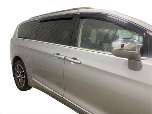 Certified 2021 Chrysler Pacifica Limited AWD/4WD image 11