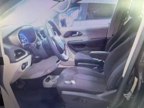 Used 2023 Chrysler Voyager LX FWD image 9