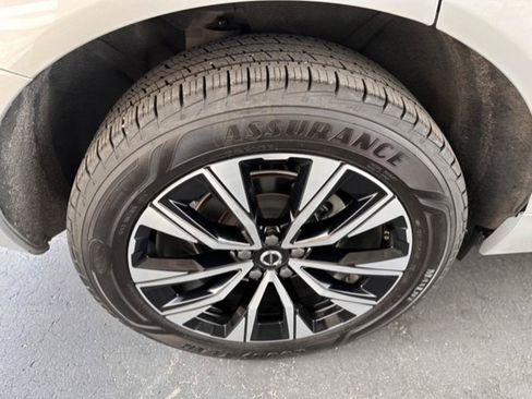 Used 2023 Volvo XC60 B5 Plus AWD/4WD image 8