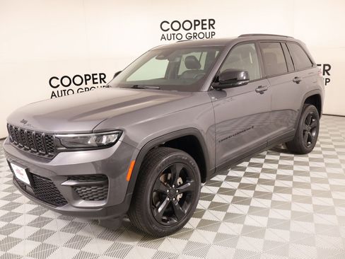 Used 2022 Jeep Grand Cherokee Altitude AWD/4WD image 10