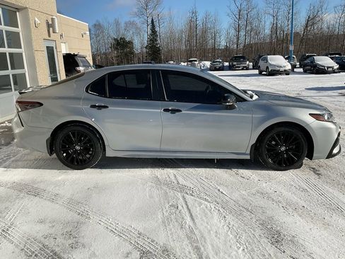 Used 2022 Toyota Camry SE w/ Convenience Package image 4