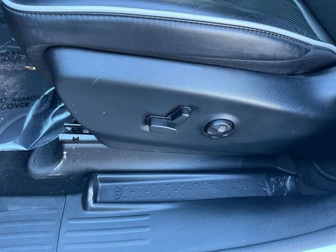 Used 2025 Chrysler Pacifica Limited image 23