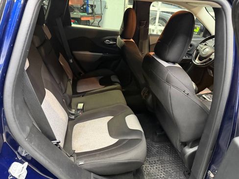 Used 2014 Jeep Cherokee Latitude w/ Comfort/Convenience Group image 17