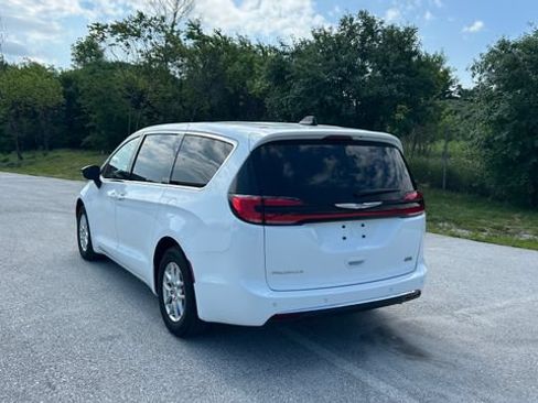 Used 2024 Chrysler Pacifica Touring-L FWD image 5