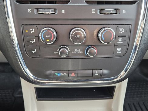 Used 2019 Dodge Grand Caravan SXT image 19