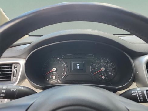 Used 2017 Kia Sorento LX w/ LX Convenience Package image 11