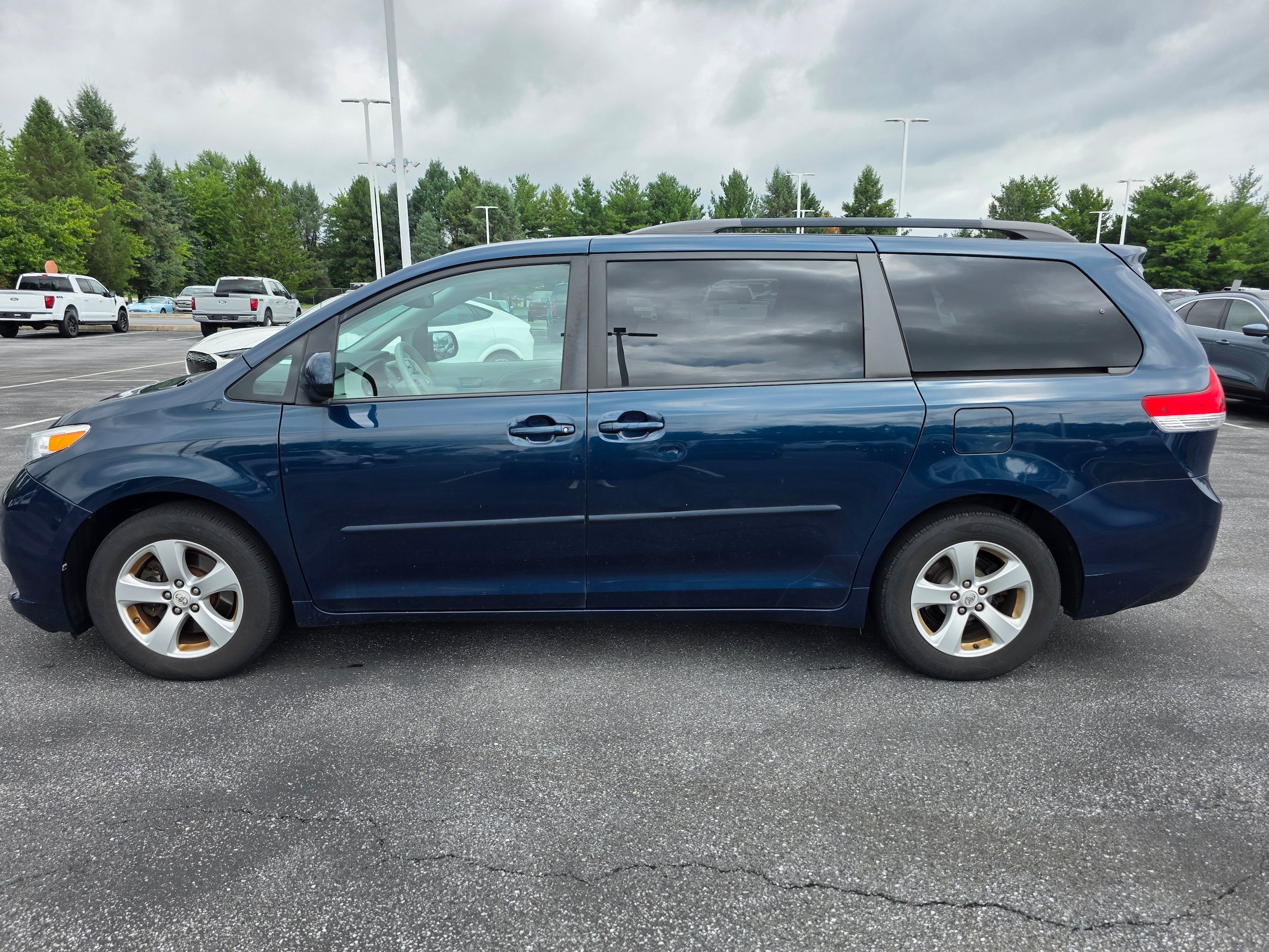 Used 2012 Toyota Sienna LE w/ Towing Pkg FWD image 2