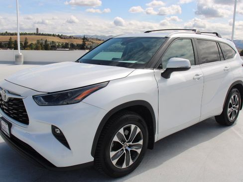 Used 2023 Toyota Highlander XLE FWD image 6