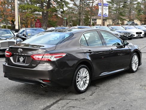 Used 2018 Toyota Camry XLE image 8