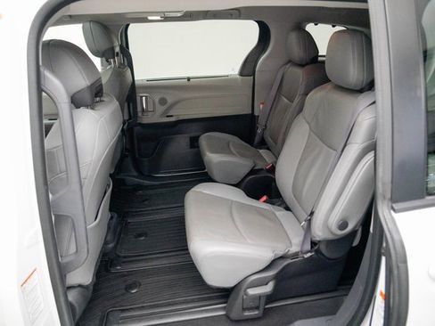 Used 2022 Toyota Sienna Limited image 16