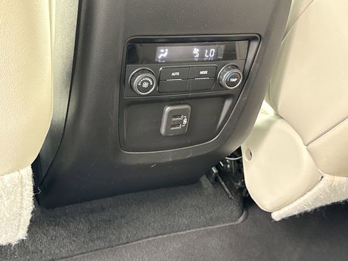 Used 2022 Buick Enclave Essence w/ Experience Buick Package FWD image 12